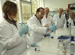 comisario_markos_kyprianou_ensaya_laboratorio_alimentario