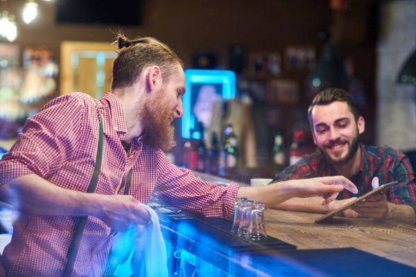 cursos-bartender-clientes-istock