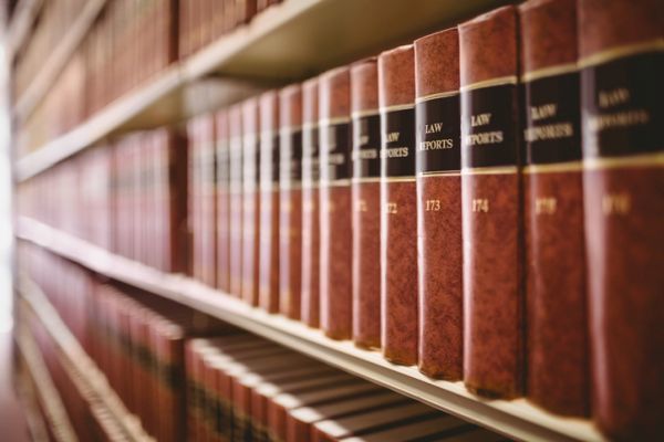 test-de-la-constitucion-espanola-oposiciones-ejemplos-libros-derecho-istock