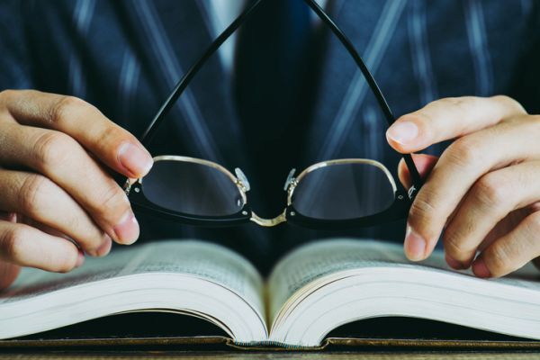test-de-la-constitucion-espanola-oposiciones-ejemplos-libros-gafas-istock