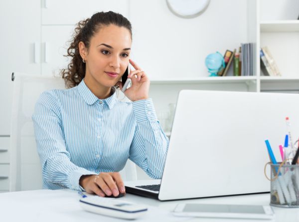 trabajos-para-estudiantes-asistente administrativo-istock
