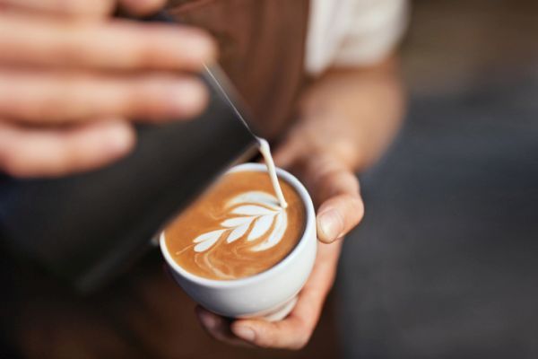 trabajos-para-estudiantes-barista-istock