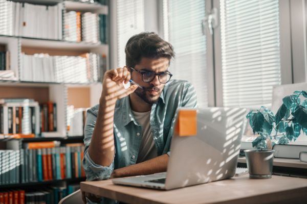 trabajos-para-estudiantes-istock