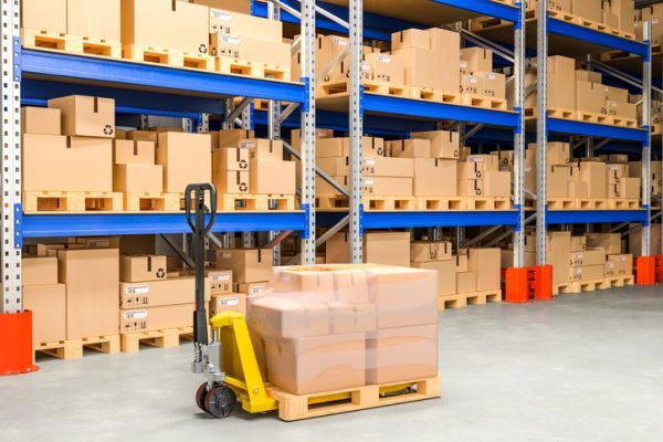 curso-de-carretillero-elevadora-almacen-cajas-istock