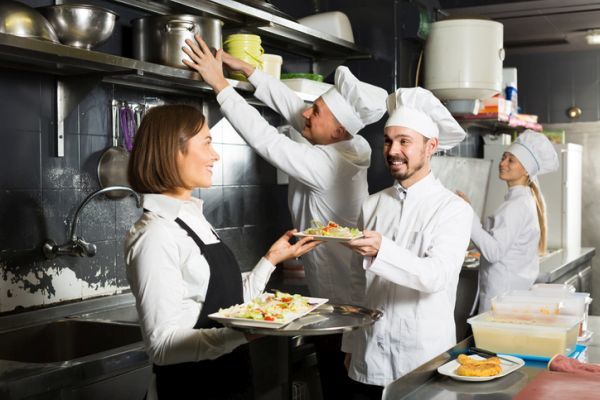 curso-de-manipulacion-de-alimentos-restaurante-cocina-istock