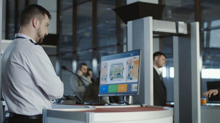 curso-de-vigilante-de-seguridad-ordenador-camaras-istock