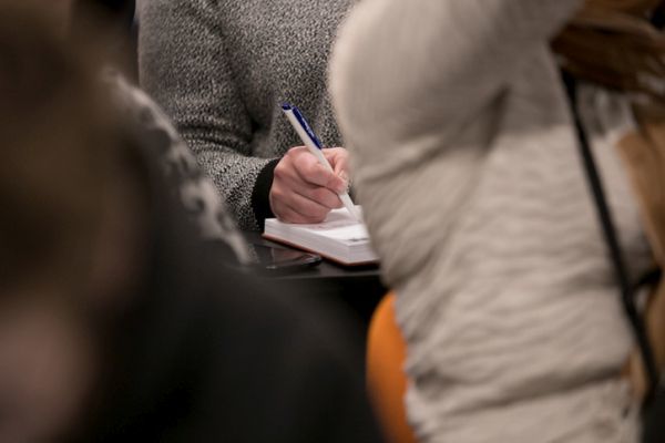 mejores-oposiciones-para-periodistas-toma-nota-istock